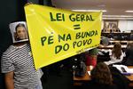 aflyst. Medlemmer af Brasiliens organisationskomité til VM 2014 demonstrerer mod Fifa iført masker af Jerome Valcke. 