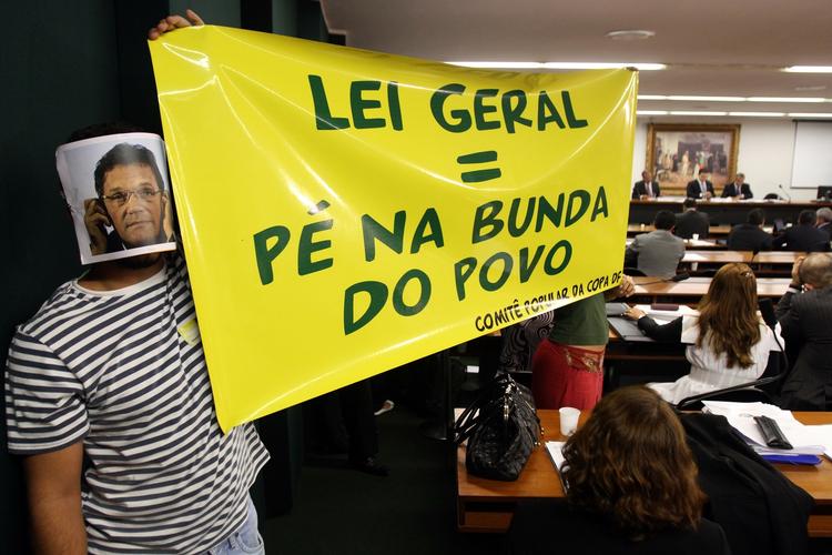 aflyst. Medlemmer af Brasiliens organisationskomité til VM 2014 demonstrerer mod Fifa iført masker af Jerome Valcke. 