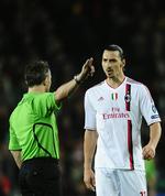 Snydt. Den svenske angriber Zlatan Ibrahimovic føler sig snydt for et straffespark i begyndelsen af anden halvleg, da Javier Mascherano fældede ham bagfra i feltet. 