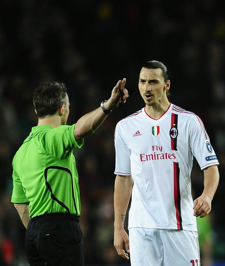 Snydt. Den svenske angriber Zlatan Ibrahimovic føler sig snydt for et straffespark i begyndelsen af anden halvleg, da Javier Mascherano fældede ham bagfra i feltet. 