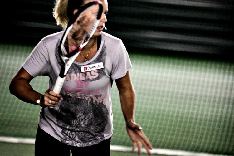 Popsild. Caroline Wozniacki har ingen planer om at lægge tennisketsjeren på hylden, selvom hun har indspillet sin første sang. 