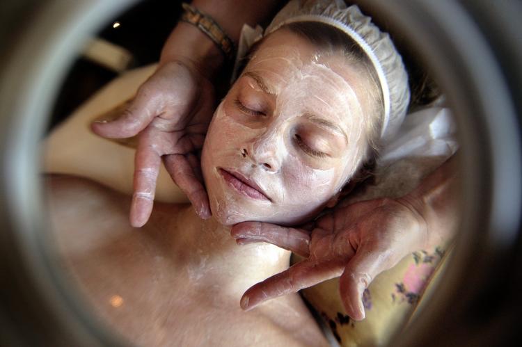 Selvforkælelse. Betal dig fra en ansigtsbehandling eller eksperimenter selv derhjemme med diverse behandlinger for hele kroppen. 