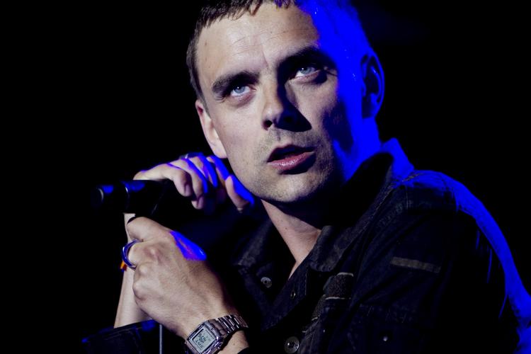 Genmæle. Simon Kvamm gav sammen med Peter Sommer koncert under en festuge i Aarhus og fik nok af publikums sniksnak. 