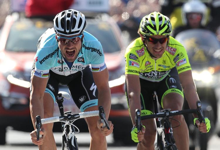 klassiker. Tom Boonen (tv) vinder spurten og Flandern Rundt foran  Filippo Pozzato. 
