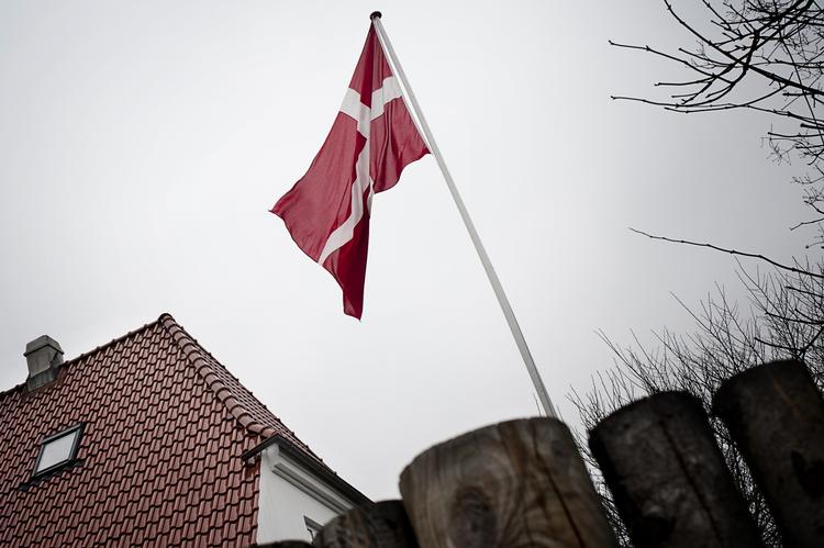 Flagdebat. I dag skal man søge tilladelse til at hejse andre flag end det danske (og nordiske) flag. Og sådan skal det bare blive ved med at være, mener halvdelen af politiken.dk's afstemningsdeltagere. 