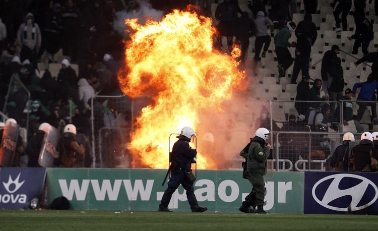 afbrudt. Ballade på tribunerne afbrød lokalopgøret mellem Olympiakos og Panathinaikos for tre uger siden. 