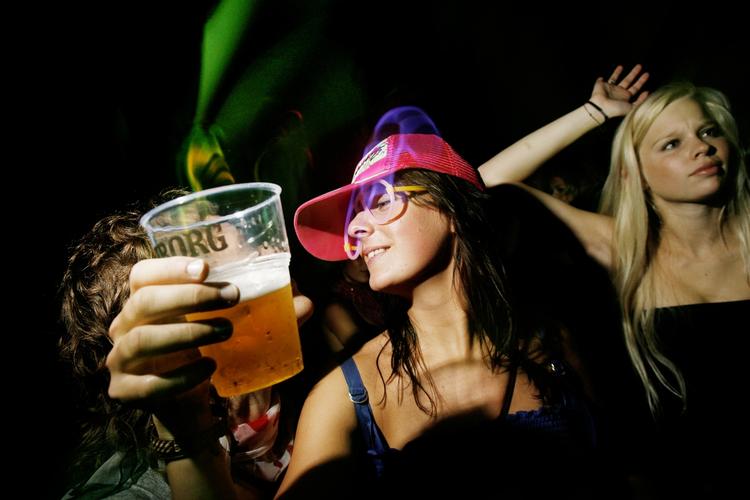 Sniksnak. Publikum kan ikke finde ud af at tie stille under koncerter - både i København og i Aarhus. Her er det under Aarhus Festuge. 