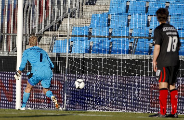 drop. Efter 12 minutter tabte Jonas Lössl et ufarligt skud ind i mål. 