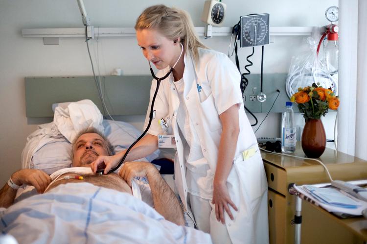 presset. 28-årige Helle Søholm blev færdiguddannet læge i 2010 og er derfor underlagt tidsfristen. Hun beretter om panikstemning og stor bekymring blandt både studerende og nyuddannede. 