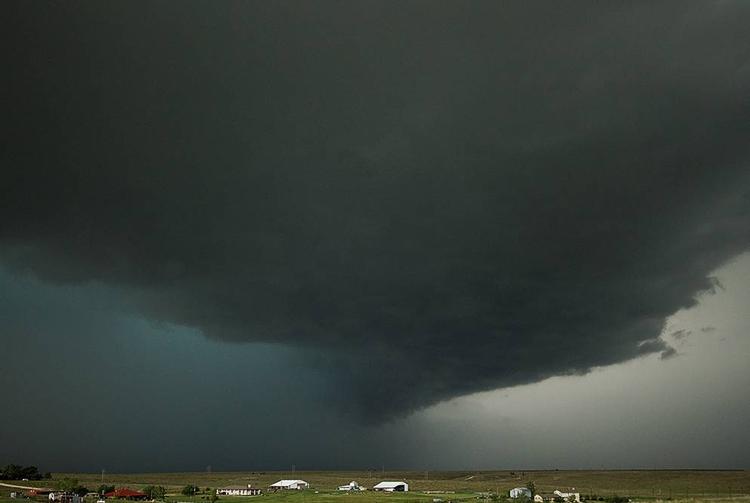 Tornadojæger. Thomas Dolmer Nielsen er vild med verdens vildeste vejr - tornadoer. Hvert år rejser han til USA og jager dem. 