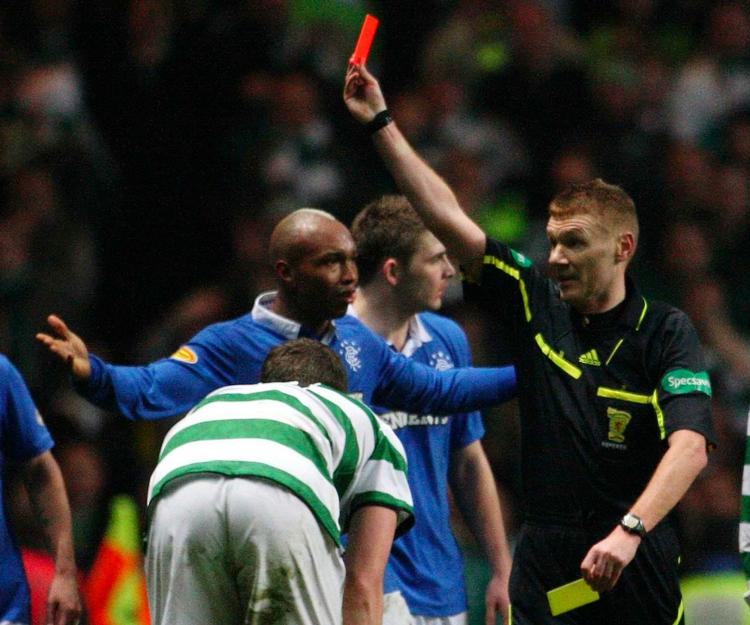 udvist. Glasgow Rangers' Madjid Bougherra får det røde kort i kampen mod ærkerivalerne fra Celtic sidste år. 