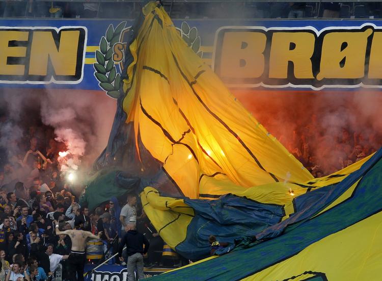 Det går hedt for sig, nå FCK og Brøndbys fans ser fodbold. Her er det et foto fra en kamp sidste år, hvor kampen endte 1-2 til FCK. 