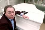 Musical. Andrew Lloyd-Webber er blevet rig af britisk teater og vil nu give noget tilbage til branchen i krisetiderne. 