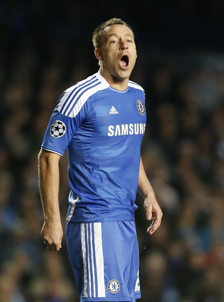 leder. Anfører for Chelsea, John Terry, er ingen tøsedreng. Men da han ikke længere kunne trække vejret i anden halvleg mod Benfica, lod han sig udskifte med to brækkede ribben. 