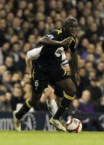 overtræning. Fabrice Muamba i kamp for Bolton i opgøret mod Tottenham, hvor spilleren senere kollapsede på banen med et hjerteanfald. 