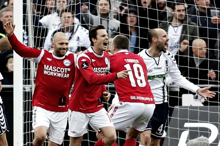 dobbelt. Christian Holst (tv) fik to gange listet sig i position til afgørende scoringer i kampen mod AGF. 