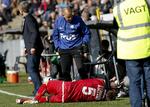 em-farvel? Andreas Bjelland ligger skadet i sidste minut af opgøret. 