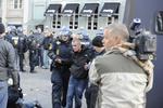 Uorden. 13 stk blev anholdt på Gothersgade i København, hvor op til 1.000 Brøndbyfans havde indfundet sig i dag. Billigt sluppet, siger politiet. 