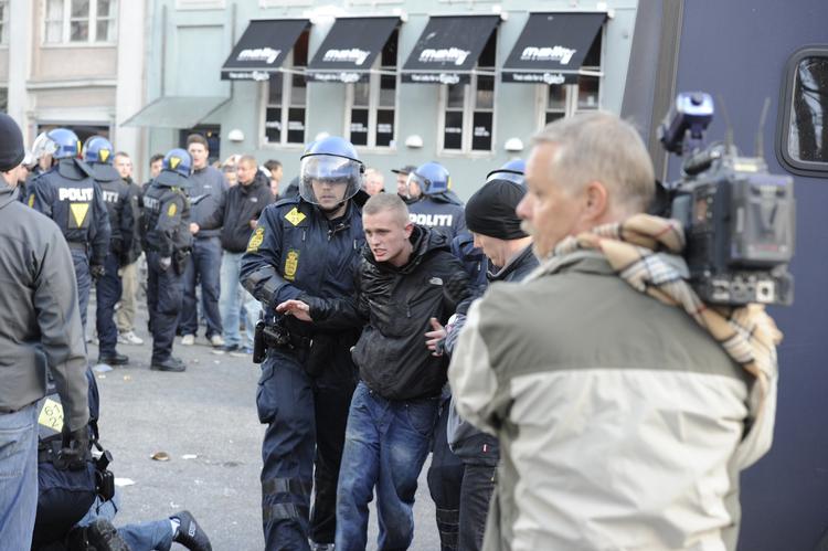 Uorden. 13 stk blev anholdt på Gothersgade i København, hvor op til 1.000 Brøndbyfans havde indfundet sig i dag. Billigt sluppet, siger politiet. 