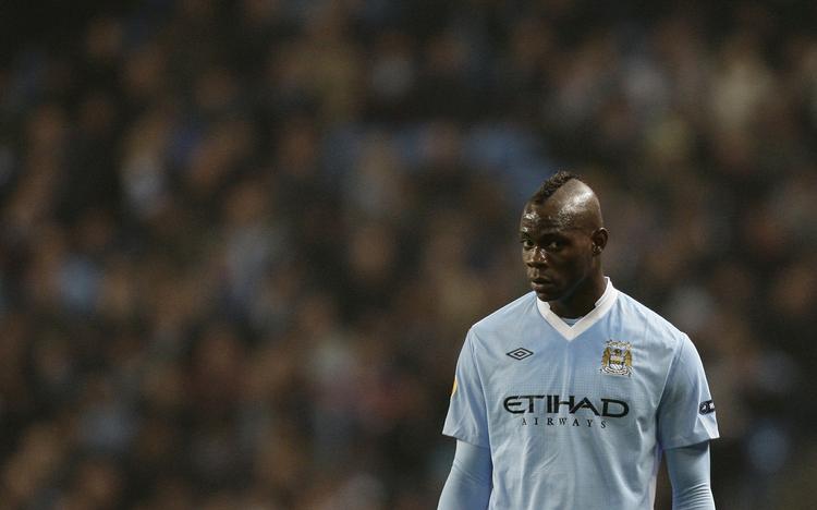 Uheld. Manchester City-spilleren Mario Balotelli var involveret i et biluheld i Manchester. Ingen kom noget til. 