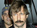 Fængslet. Viktor Bout blev i går idømt 25 års fængsel. 