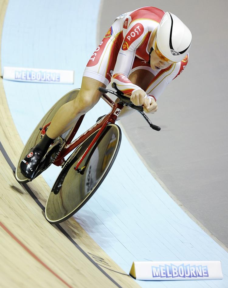 hurtigst. Lasse Norman Hansen på vej rundt på VM-banen i Melbourne, hvor danskeren fik bedste tid i forfølgelsesløbet, som er en del af omnium-konkurrencen. 