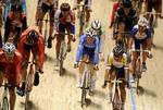 bækkenbrud. Elia Viviani (midt - i blå trøje) er kommet så slemt til skade under omnium-konkurrencerne, at han må opgive at fuldføre VM. 
