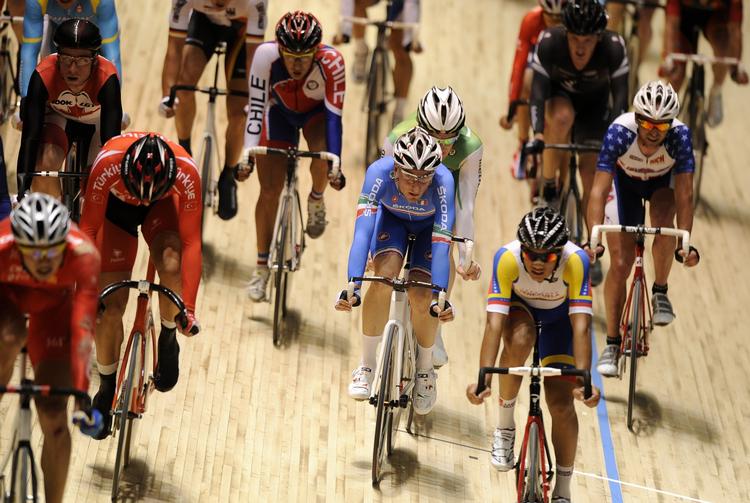 bækkenbrud. Elia Viviani (midt - i blå trøje) er kommet så slemt til skade under omnium-konkurrencerne, at han må opgive at fuldføre VM. 