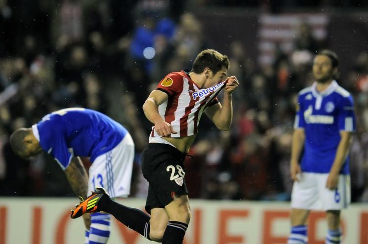 kys. Athletic Bilbaos Ibai Gomez har scoret i kampen mod Schalke 04 og kysser klubbens mærke på trøjen. 