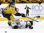 snublet. Dallas Stars' Stephane Robidas må en tur i isen i en kamp om pucken med Mike Fisher fra Nashville Predators. 