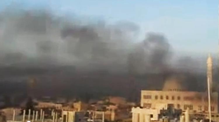 Angreb. Billedet er fra en video, der angiveligt viser røg fra bombardementet af byen Aleppo i det nordlige Syrien. 