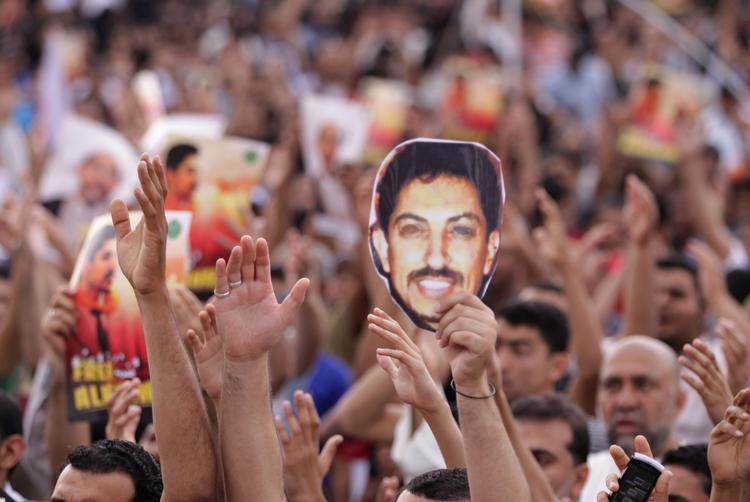 Protest. Han overlever ikke længe efter knap 58 dages sultestrejke. Men folket er med ham i Bahrain. 