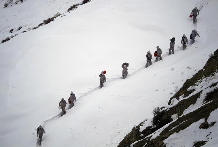 Indiske og pakistanske styrker har siden 1984 stået over for hinanden i bjergene over Siachengletsjeren i Karakoam-bjergkæden. 