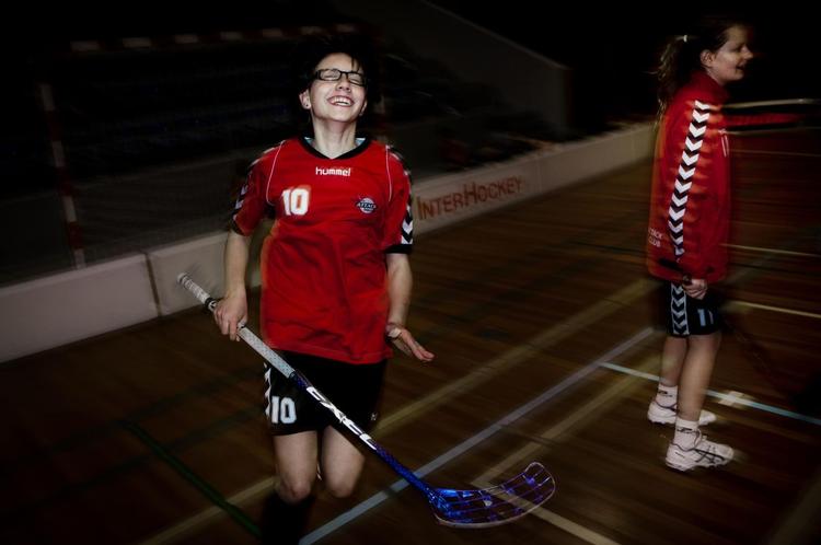 En ny kampagne skal gøre det sjovere for teenagere at blive ved med at dyrke sport i klubberne. Floorballpigerne på Frydenhøjskolen i Hvidovre har arbjedet med principperne. Det giver bedre træning og styrker fællesskabet. 