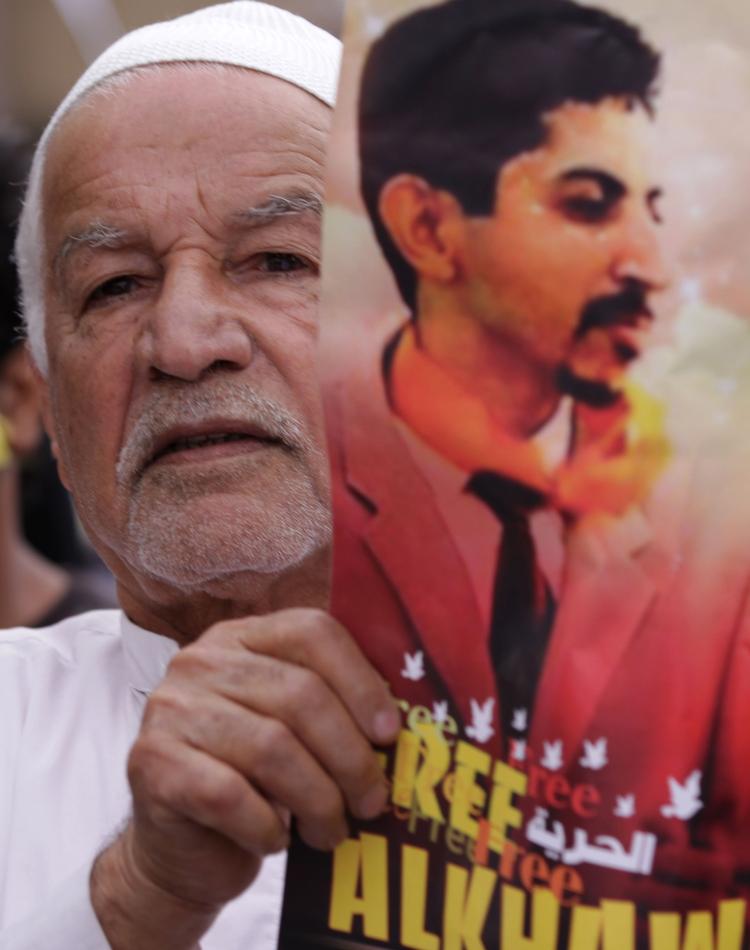 Tusindvis af indbyggere i Bahrain gik forleden på gaden for at støtte demokratiforkæmperen Abdulhadi al-Khawaja. 