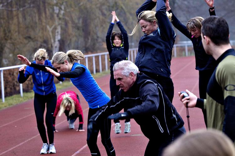 Slid i flok. Der strækkes ud. Øvelser udføres med partner. Fællesskabet fylder i power training.  Foto: Per Folkver 