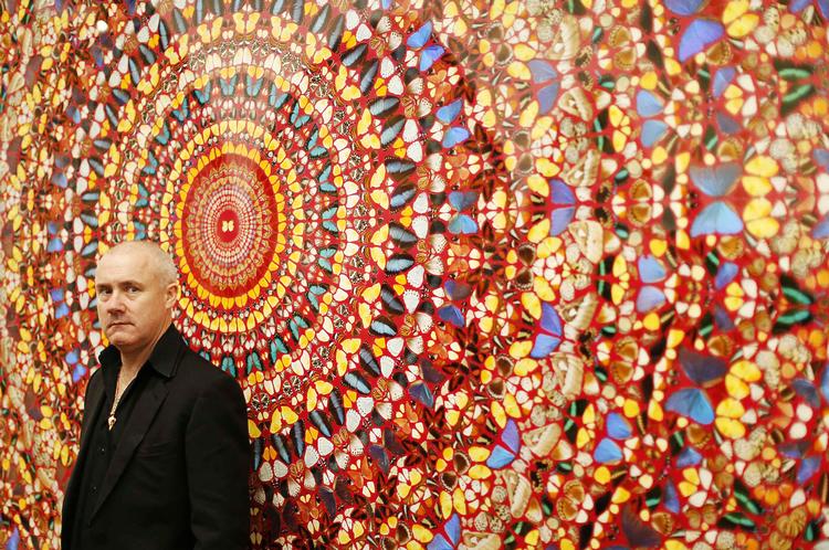 Fupkunst? Her ses Damien Hirst foran sit 'I Am Become Death, Shatterer of Worlds' forud for åbningen af den nye retrospektive udstilling på Tate Modern. 