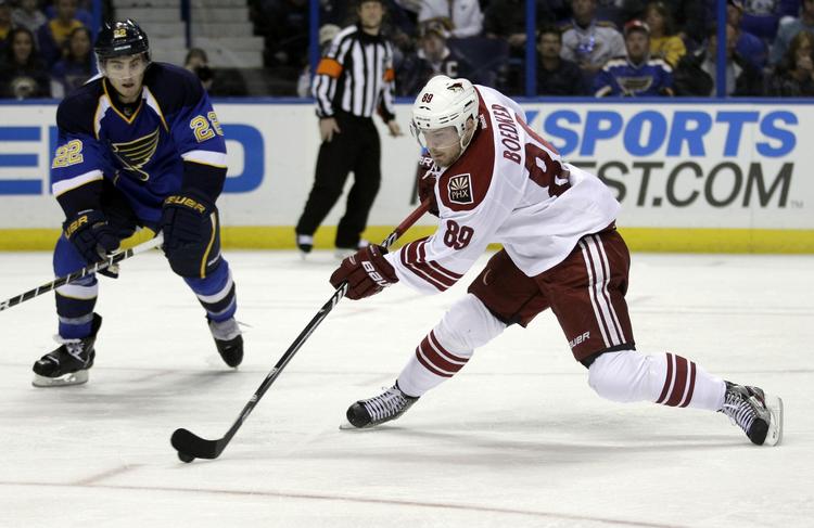 målmager. Mikkel Bødker skyder og scorer for Phoenix Coyotes i kampen mod St. Louis Blues. 