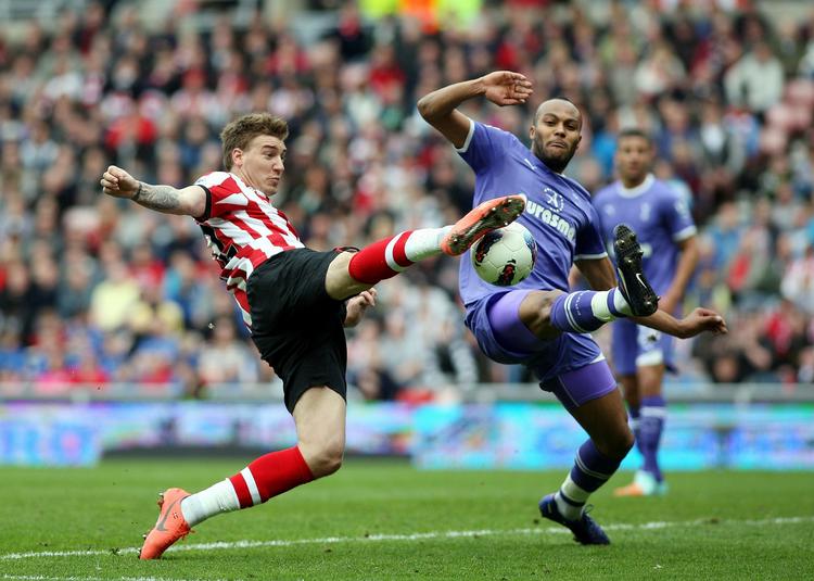 dødvande. Nicklas Bendtner fik ikke meget at arbejde med i en søvndyssende 0-0-forestilling mellem Sunderland og Tottenham. 