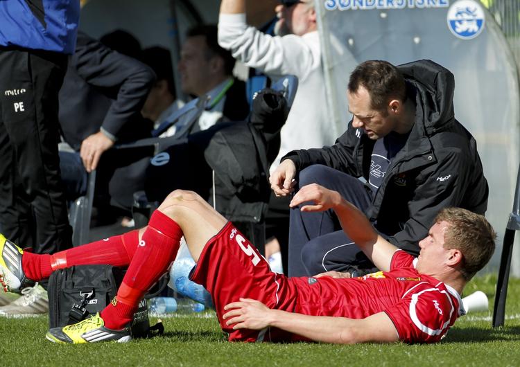 pause. Andreas Bjelland måtte gå ud i slutningen af opgøret mod Sønderjyske med en fiberskade. 