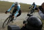 helvede. Tom Boonen (tv) på træningstur på brostenene før morgendagens klassiker, Paris-Roubaix. 