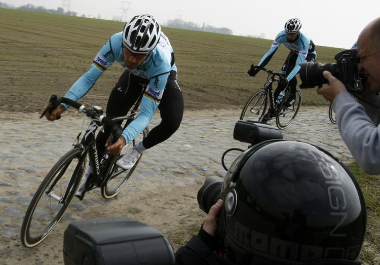 helvede. Tom Boonen (tv) på træningstur på brostenene før morgendagens klassiker, Paris-Roubaix. 