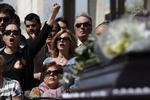 Athen. Tilråb fra sørgende ved begravelsen af den 77-årige apoteker, der tidligere på ugen begik selvmord i Athen. 