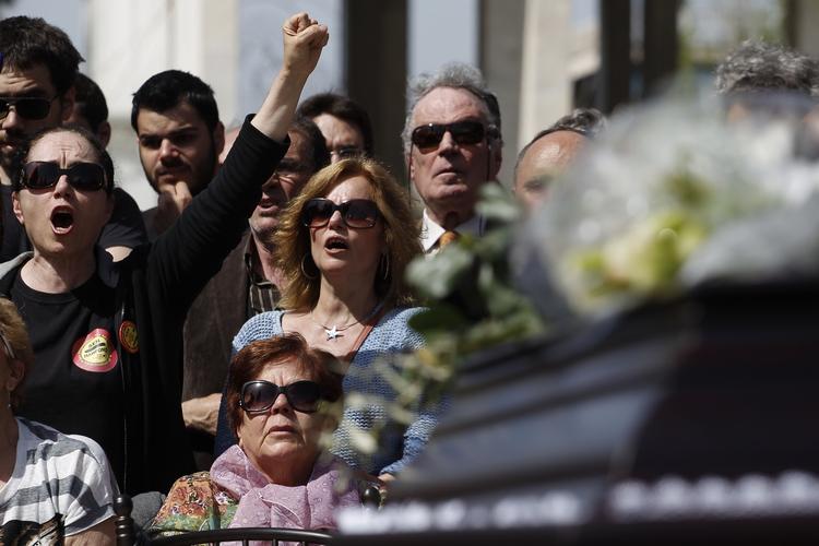 Athen. Tilråb fra sørgende ved begravelsen af den 77-årige apoteker, der tidligere på ugen begik selvmord i Athen. 