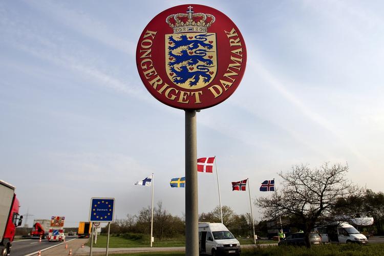 Denmark. Store grupper af flygtninge undgår formentligt Danmark på grund af det, de opfatter som den danske udlændingepolitik, siger asylchef i Dansk Flygtningehjælp. 