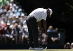 fumlerier. Under den igangværende US Masters kan Tiger Woods ikke holde sammen på hverken spillet eller værktøjet. 