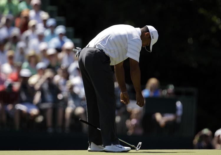 fumlerier. Under den igangværende US Masters kan Tiger Woods ikke holde sammen på hverken spillet eller værktøjet. 