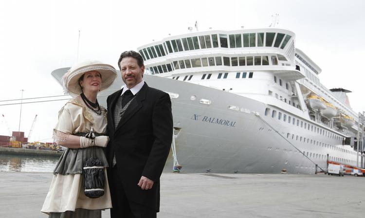 Afsted. Mary Beth Crocker Dearing og Tom Dearing fra Newport Ky foran skibet, der i dag forlod Southampton for at sejle i 'Titanics' kølvand. 