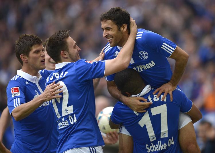 målscorere. De første to scorede Raul (øverst), inden Klaas-Jan Huntelaar (yderst tv.) scorede til 3-0. 