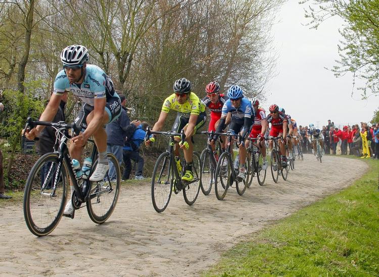 7.-PLADS. I Tom Boonens baghjul opnåede Team Saxe Bank en syvendeplads i Paris-Roubaix. 